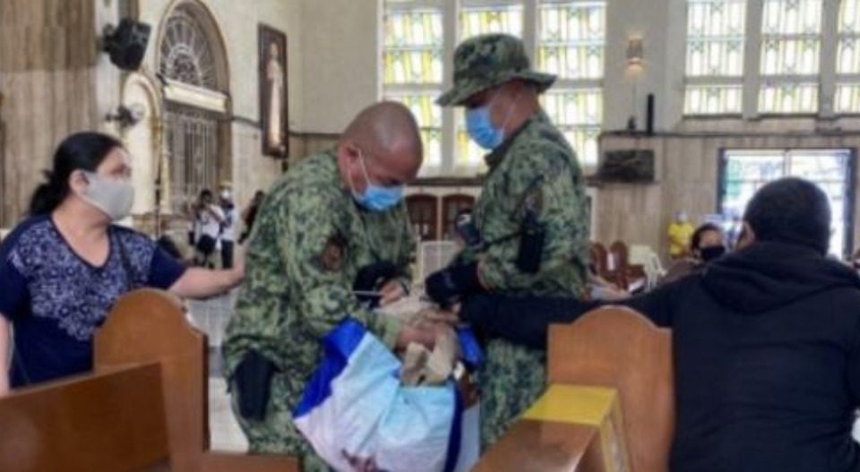 Manila cops seize protest banners during Quiapo Church mass. Photo: Akbayan/FB