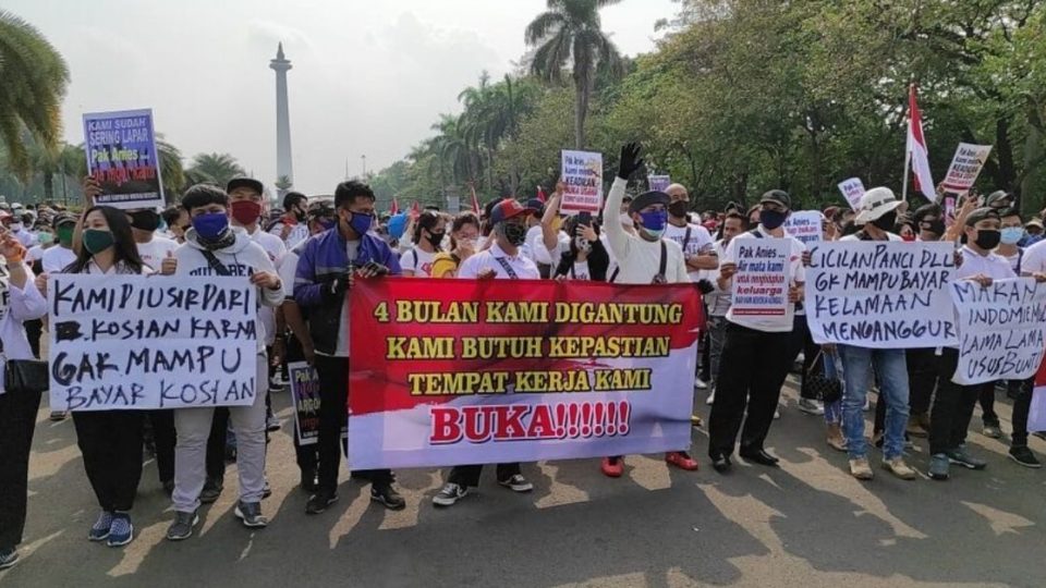 Hundreds of business owners and workers from the leisure sector came out to protest in front of Jakarta City Hall today (July 21), bringing posters and banners written with messages such as “We’re kicked out of our kost (boarding houses) because we’re unable to pay the rent”, “We have been hanged for four months, we need certainty, open our workplaces!”, and “We’re always eating Indomie we might get appendicitis”. Photo: TMC Polda Metro