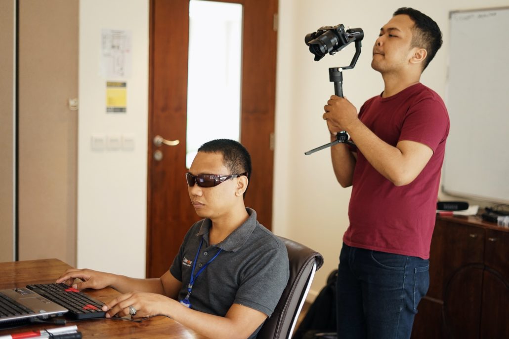 Kadek Agus Gunawan (left), a public officer at Bali’s DNetwork, and Satu Bumi Jaya’s Arief Hidayat (right), while filming the Blind episode of Difabel Kerja. Photo supplied