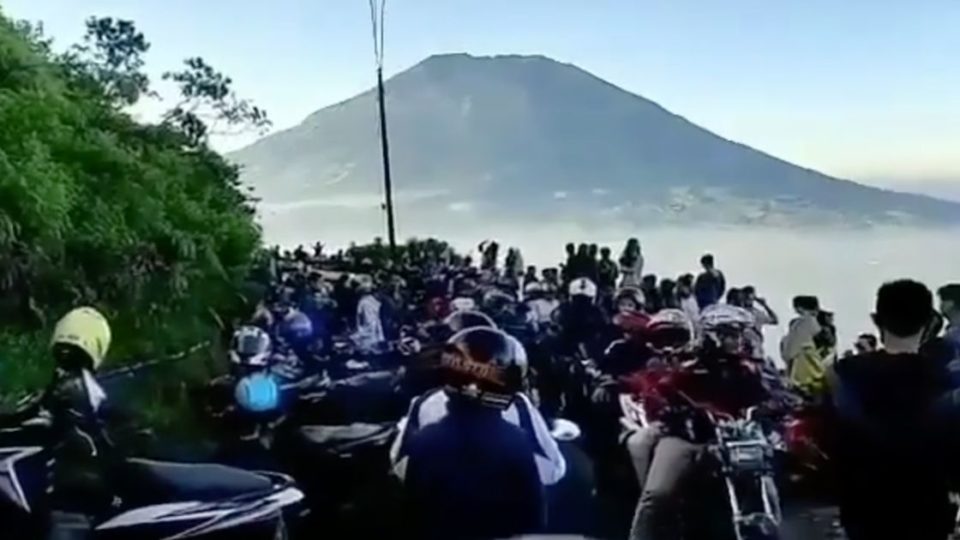 Mount Telomoyo in Central Java’s Magelang regency has been closed again after it was reopened a little over a week following crowds of visitors flocking to the tourist spot last weekend, clips of which have circulated widely online. Screenshot from Instagram/@mountnesia