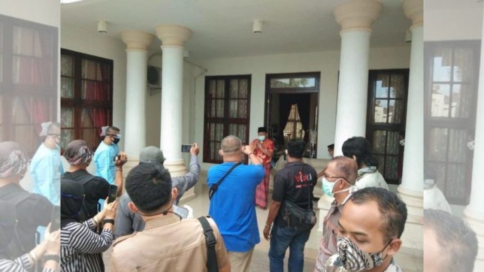Ilyas Panji Alam, the regent of Ogan Ilir, South Sumatra, held a press conference announcing that he tested positive for the coronavirus. The event, held at his home on Monday evening, saw members of the press in attendance. Photo: Istimewa via Kumparan