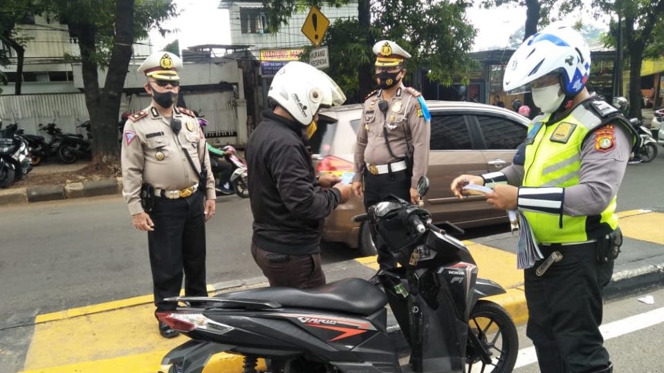 A motorcyclist being ticketed for driving on the Casablanca flyover during the first day of Operation Patuh Jaya on July 23, 2020. Photo: Twitter/@TMCPoldaMetro