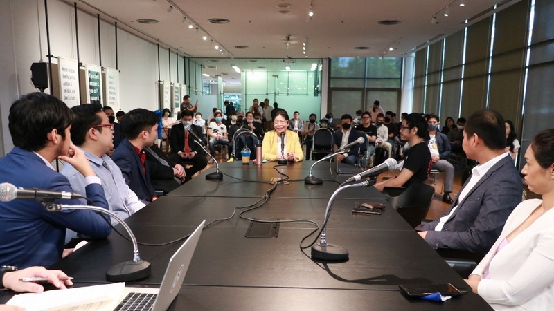 Pheu Thai Party chief strategist Sudarat Keyuraphan discusses streaming Wednesday with gamers at ThinkLab in Bangkok. Photo: Pheu Thai Party / Facebook.