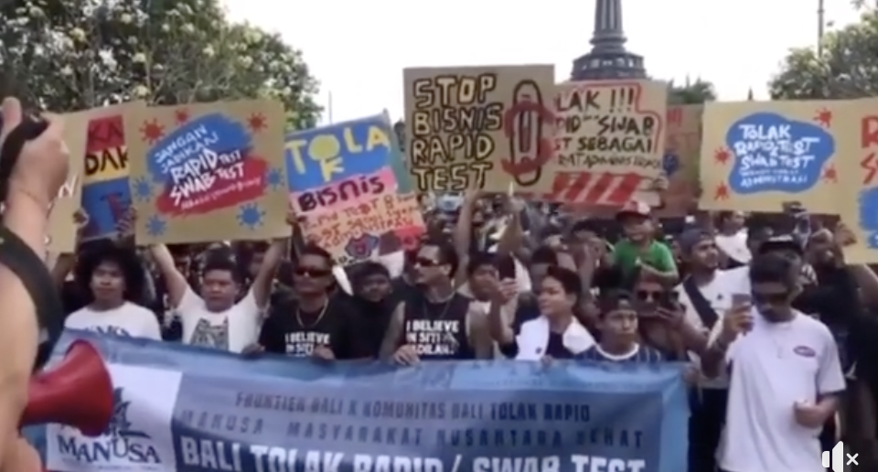 A screengrab of a video from the protests on July 26 in Denpasar, Bali. Yup, no masks. Screengrab: Instagram/jeg.bali