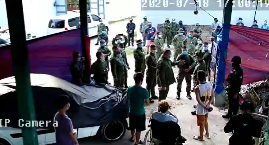 Major General Debold Sinas confronts members of the Delos Santos in their Taguig home. Screenshot from Arles delos Santos’ Facebook page 