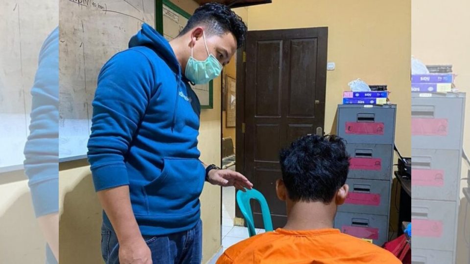 Ginanjar, who heads the Banyuasin Police’s crime investigation unit, is seen interrogating AR, an 18-year-old man who who allegedly raped and killed his own elementary school teacher. Photo: Istimewa