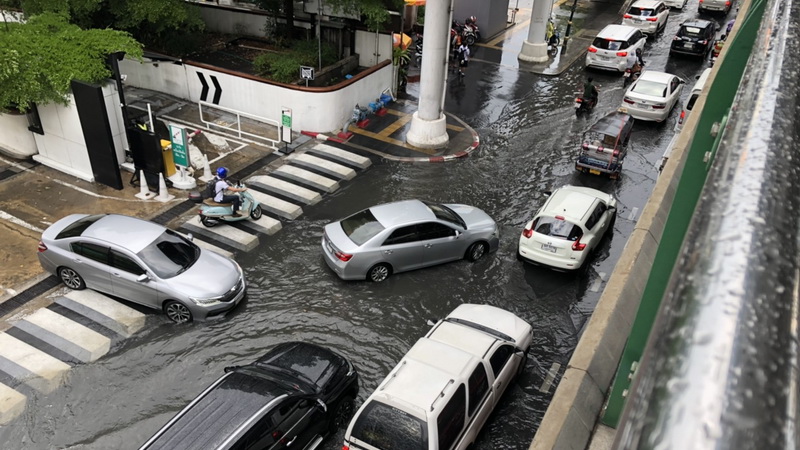 Flood and traffic around 9am today at BTS Phrom Phong. Photo: @HmmmBEE / Twitter