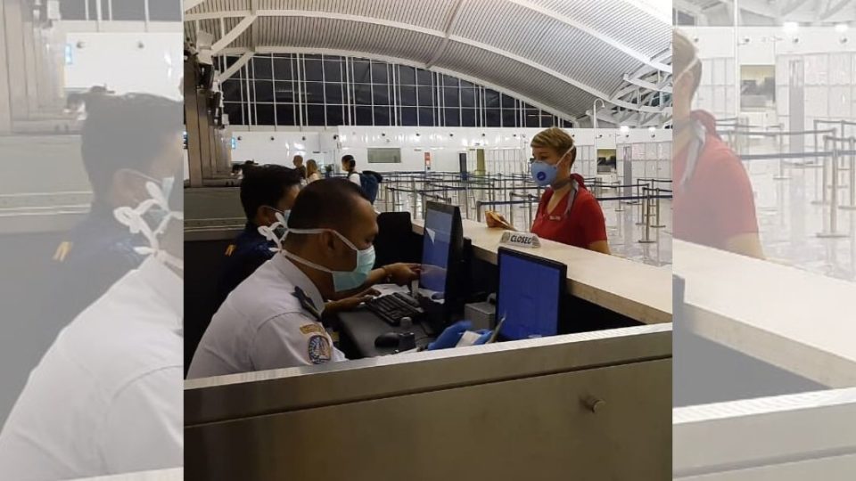 File photo of immigration officers with a foreign traveler at the Ngurah Rai International Airport. Photo: Ditjen Imigrasi / Facebook