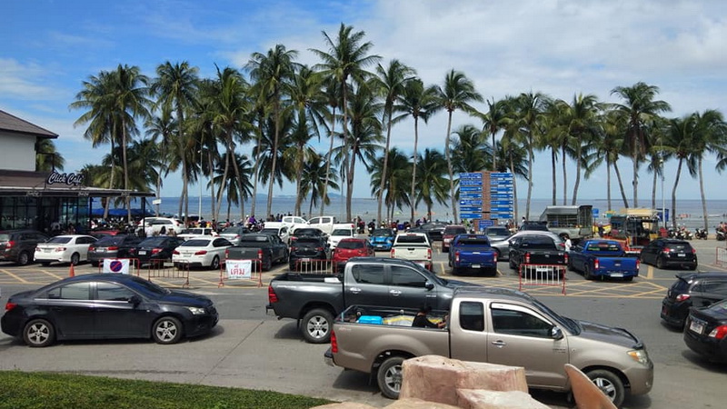 Vehicles arrive Monday to Bang Saen Beach. Photo: Teeneechonburi / Facebook