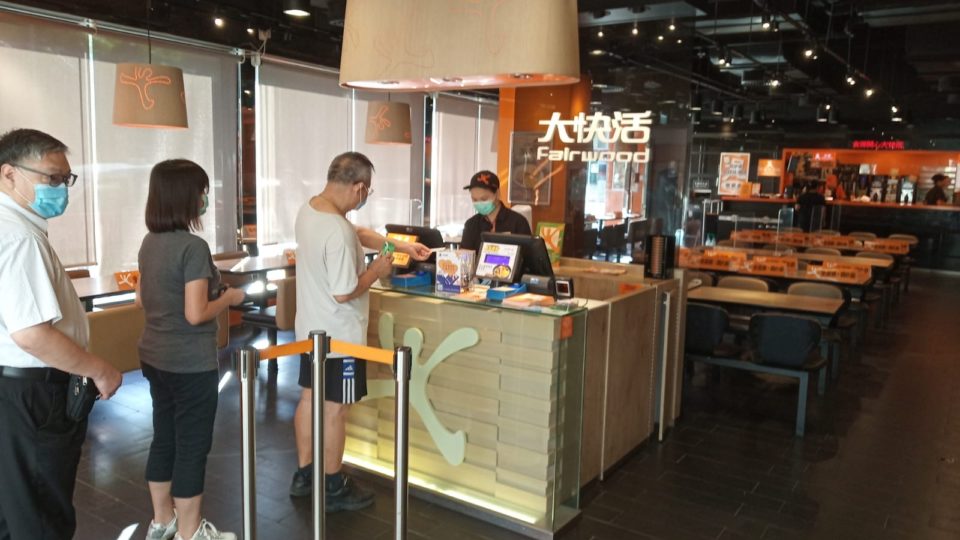 Customers order food to go at Fairwood in San Po Kong on July 29, 2020. Photo via Coconuts Media