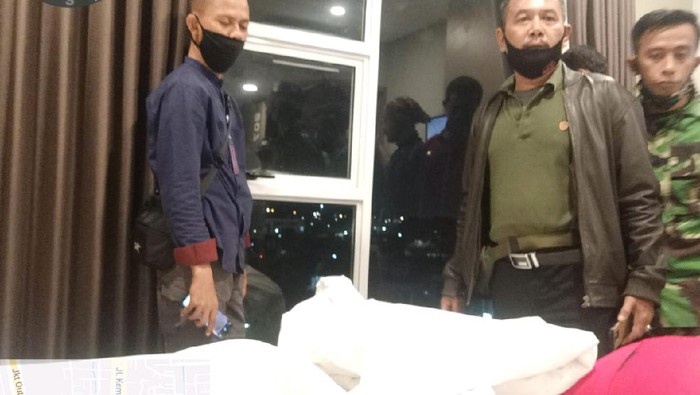 Satpol PP officers raiding a hotel room in Kembangan, West Jakarta after locals complained that they could see a couple having sex through a window. Photo: Istimewa