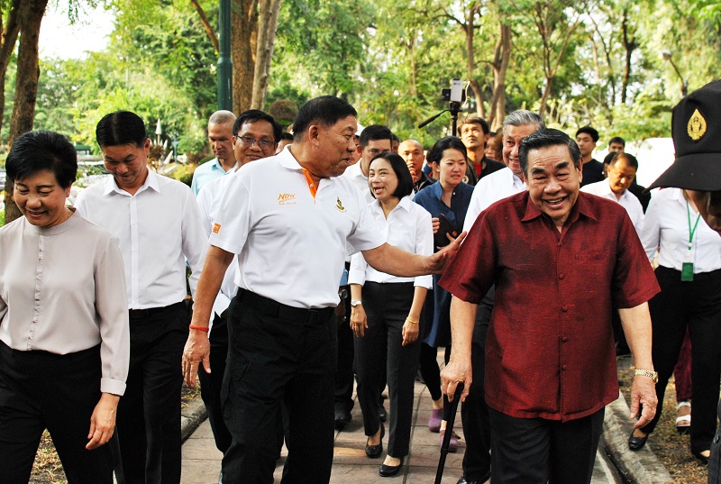 Bangkok Gov. Aswin Kwanmuang, at center, and Buppharam community leader Pradith Huaihongtong in red. Pradith helped plant the seed that became the Chao Phraya Sky Park. Photo: Urban Design and Development Center / Courtesy