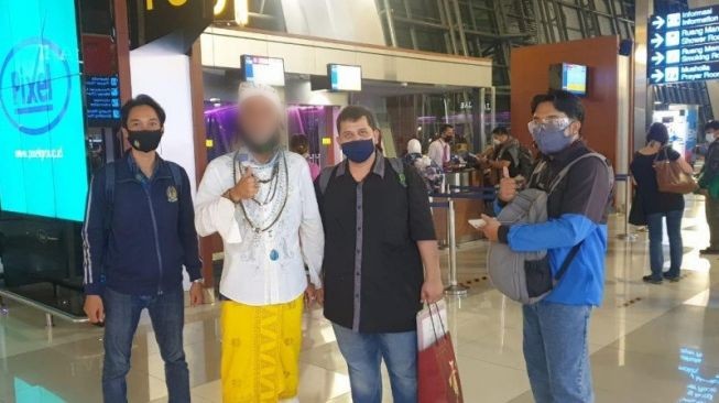 Authorities accused the foreigner of illegally running a spiritual guidance business on the island. Photo: Bali office for the Ministry of Law and Human Rights