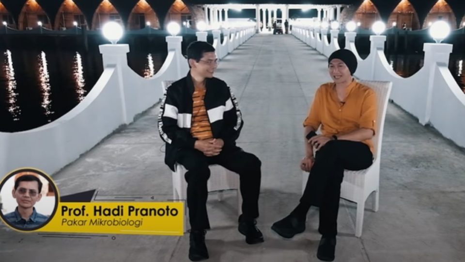 Screenshot from Indonesian singer Anji’s video titled ‘Bisa Kembali Normal? Obat COVID-19 Sudah Ditemukan!! (Can we return to [our normal lives]? COVID-19 cure has been found!!)’ featuring Hadi Pranoto, who claims to be a “professor” in microbiology. YouTube reportedly took down the 30-minute interview following widespread complaints from the public. Screenshot from Youtube/Dunia MANJI