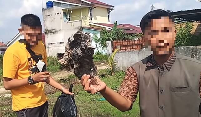 YouTuber Edo Putra (Left) and his friend collecting trash for their qurban “prank.” Photo: Video screengrab