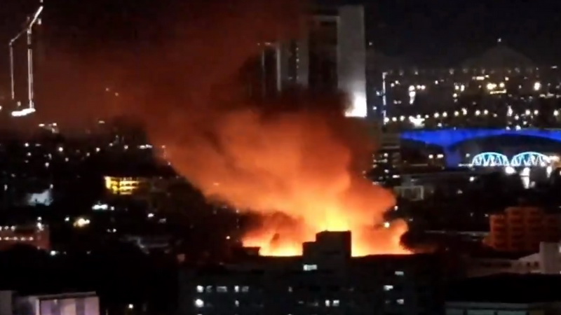 Smoke rises from Wednesday night’s blaze in Thon Buri’s Soi Taksin 23. Photo: @ChuChub6 / Twitter