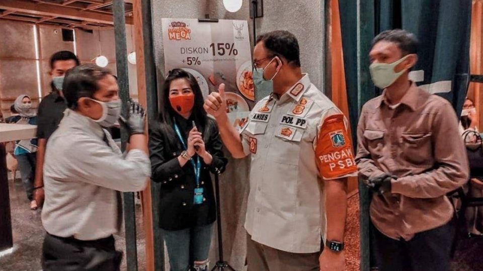 Jakarta Governor Anies Baswedan speaking to restaurant representatives during his surprise inspection  across several eateries in South Jakarta’s hip neighborhoods of Kemang and Senopati on Saturday night, Aug 8. Photo: Instagram/@aniesbaswedan