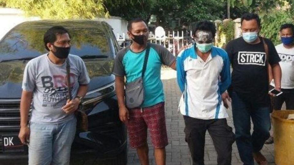 ARF (center), a shaman from Bondowoso regency of East Java, has been named a suspect for sexually assaulting his female customer under the guise of alternative treatment. Photo: Istimewa