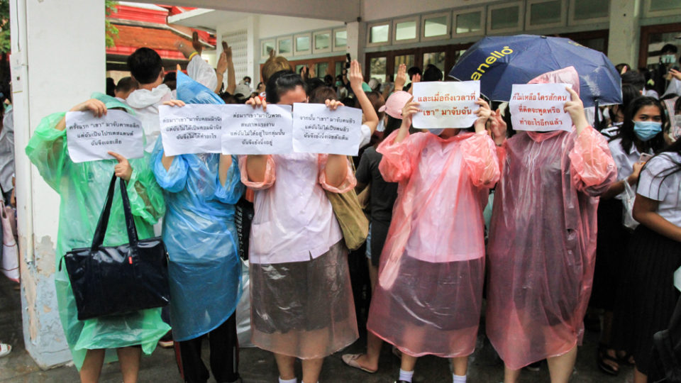 University students in Bangkok raise signs displaying a folk tale to argue that those who don’t think arresting others for their political views matters until they face the same and there is no one to protect them. Photo: Chayanit Itthipongmaetee / Coconuts Bangkok