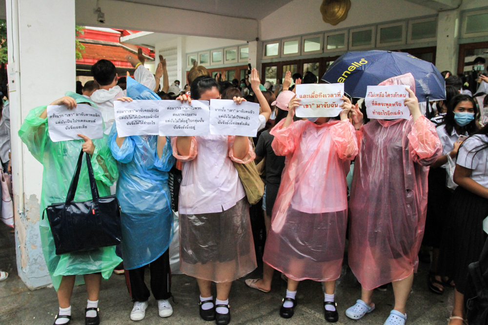 Students display signs displaying a folk tale to argue that those who don’t think arresting others for their political views matters until they face the same and there is no one to protect them. Photo: Coconuts