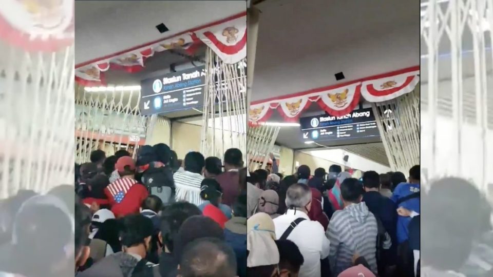 PT Kereta Commuter Indonesia (KCI), the operator of KRL Commuterline, said at least 150 officers are now stationed at the location to oversee orderly conduct, after Commuterline passengers brought down a gate at the station as they crammed their way to enter through the station’s south entrance. Screenshot from Twitter/@vrlivndsyh