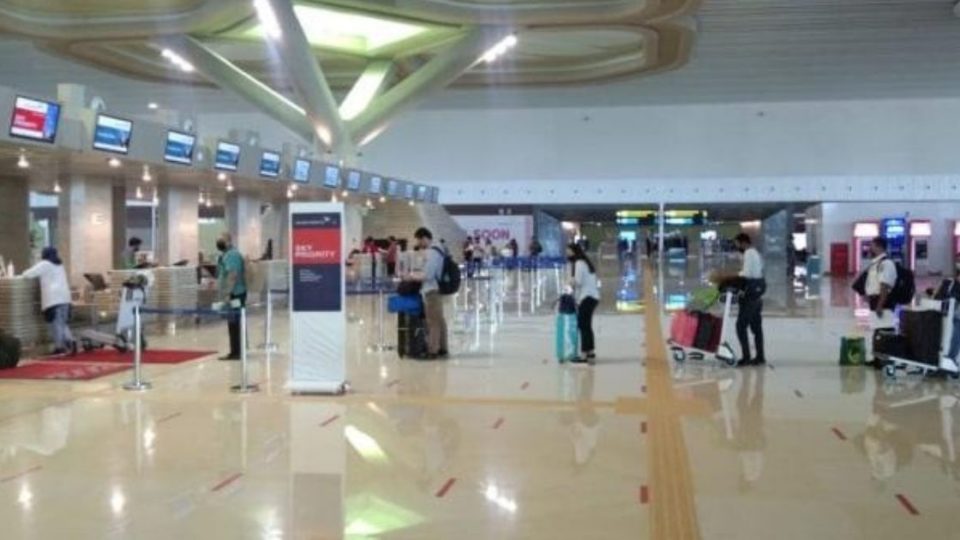 Passengers with face masks queueing in front of a check-in counter at Yogyakarta International Airport (YIA) in Kulon Progo regency, Yogyakarta. Photo: Angkasa Pura I 