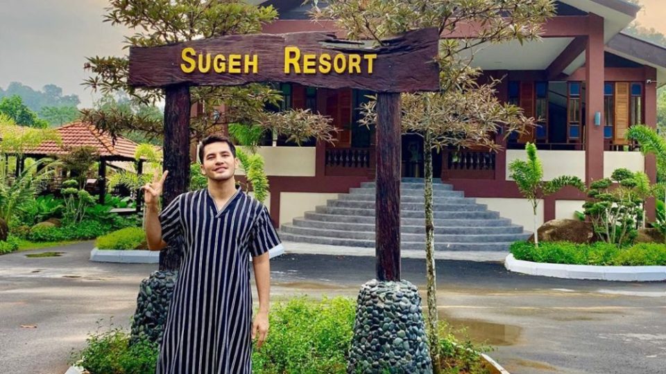 Aliff Syukri giving a “peace” sign at the entrance of his resort. Photo: Aliff Syukri /Instagram
