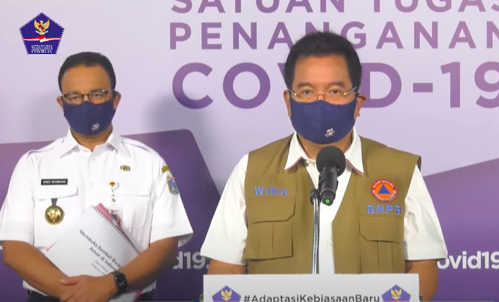Jakarta Governor Anies Baswedan (Left) and Indonesia COVID-19 task force spokesman Wiku Adisasmito announcing the planned reopening of cinemas in the capital during a press conference on Aug. 26. Photo: BNPB