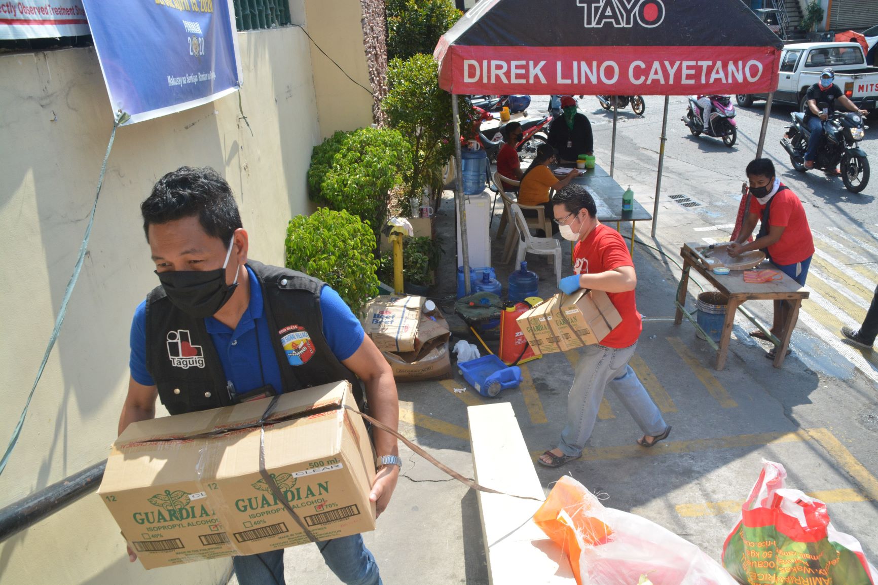 Save the Children staff in one of their outreach projects in Metro Manila during the pandemic. Photo: Save the Children Philippines