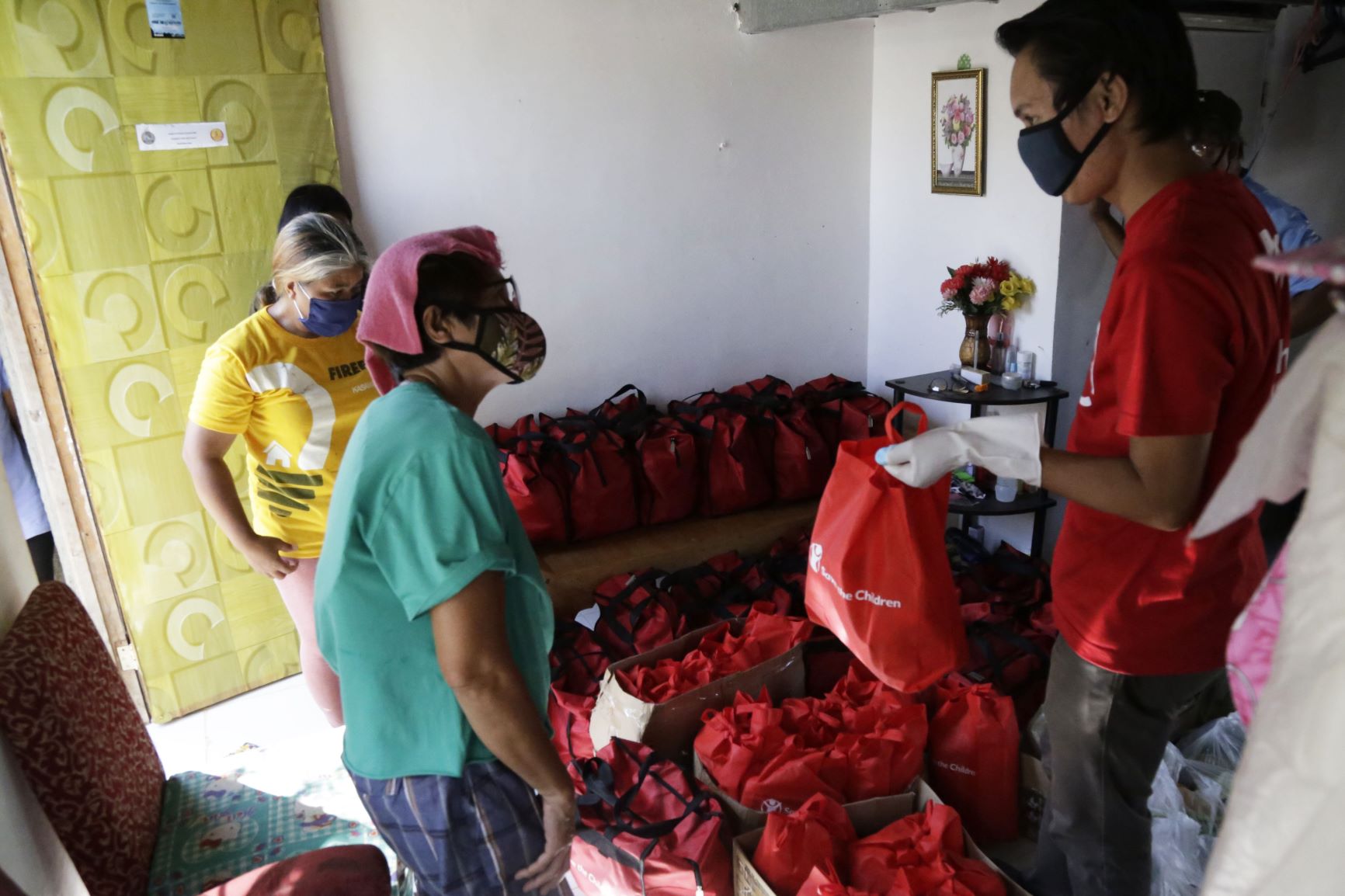 Save the Children staff in one of their outreach projects in Metro Manila during the pandemic. Photo: Save the Children Philippines