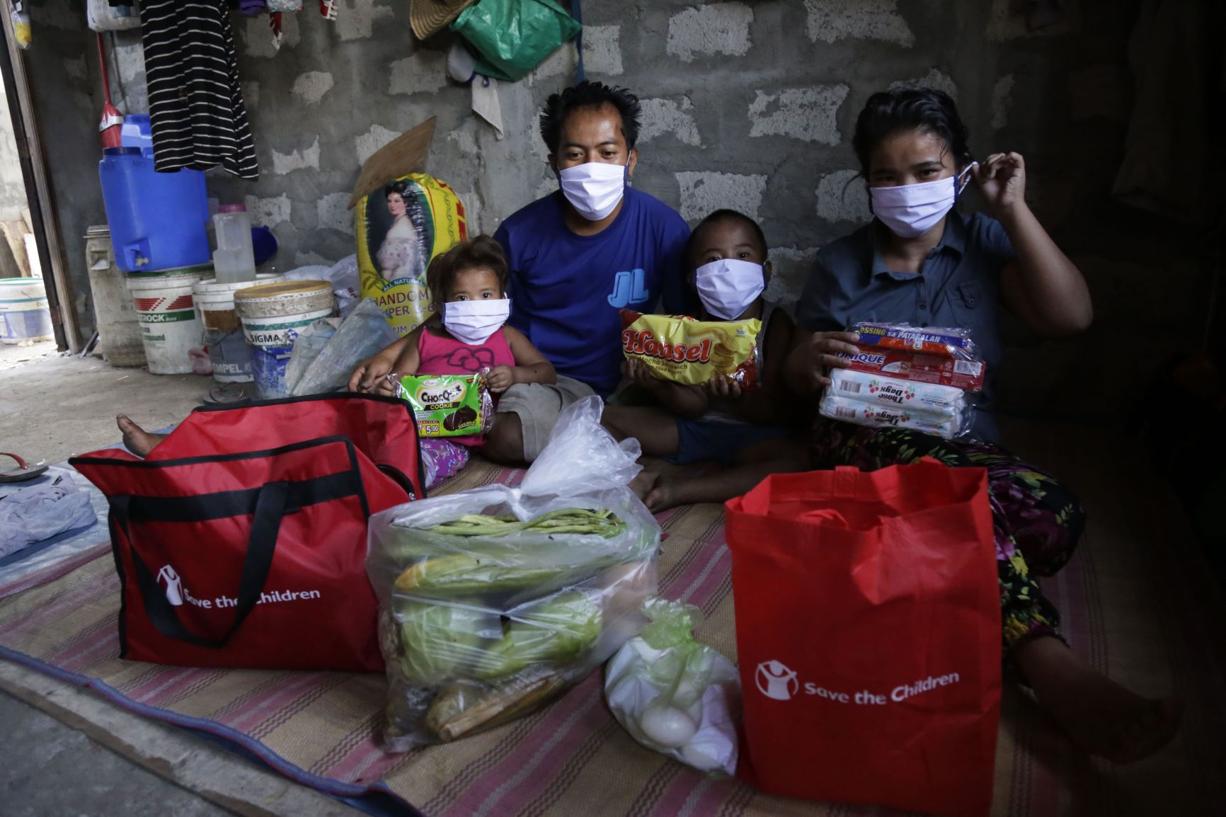 Save the Children staff in one of their outreach projects in Metro Manila during the pandemic. Photo: Save the Children Philippines