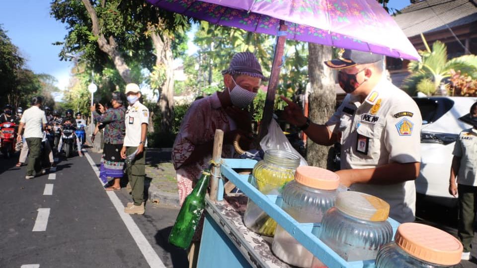 Officers from the Public Order Agency (Satpol PP) raising awareness about health protocols in late August. Photo: Bali Provincial Government