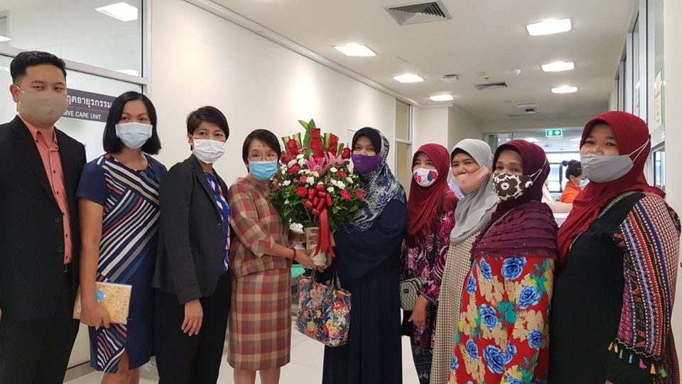 Labor Ministry officials visited the family of embassy translator Mhad Mamin on Thursday at the Rajavithi Hospital. Photo: Labor Ministry
