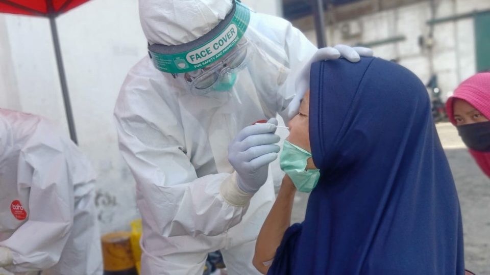 A case tracer in North Jakarta performing a swab test. Photo courtesy of Abimanyu