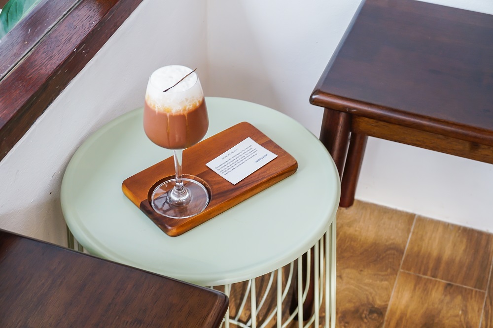 Noir Et Blanc (THB125), iced chocolate with vanilla foam.