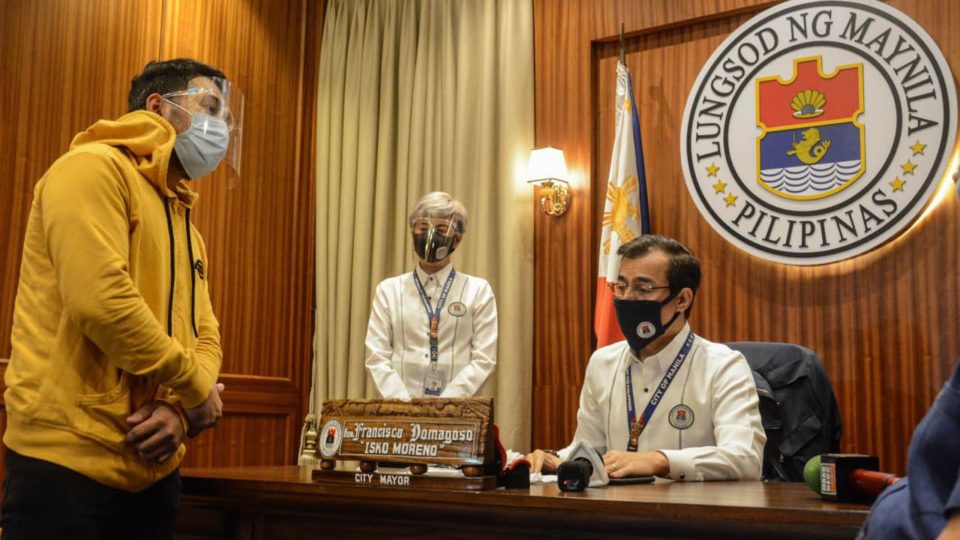 Erring driver Muhammad Ali Sulaiman surrenders to Mayor Isko Moreno. Photo: Moreno/FB