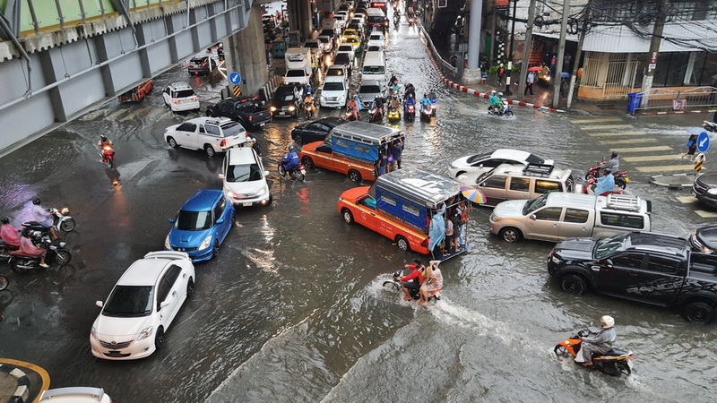 The intersection below BTS Samrong was flooded Tuesday morning. Photo: @Platoofoto / Twitter