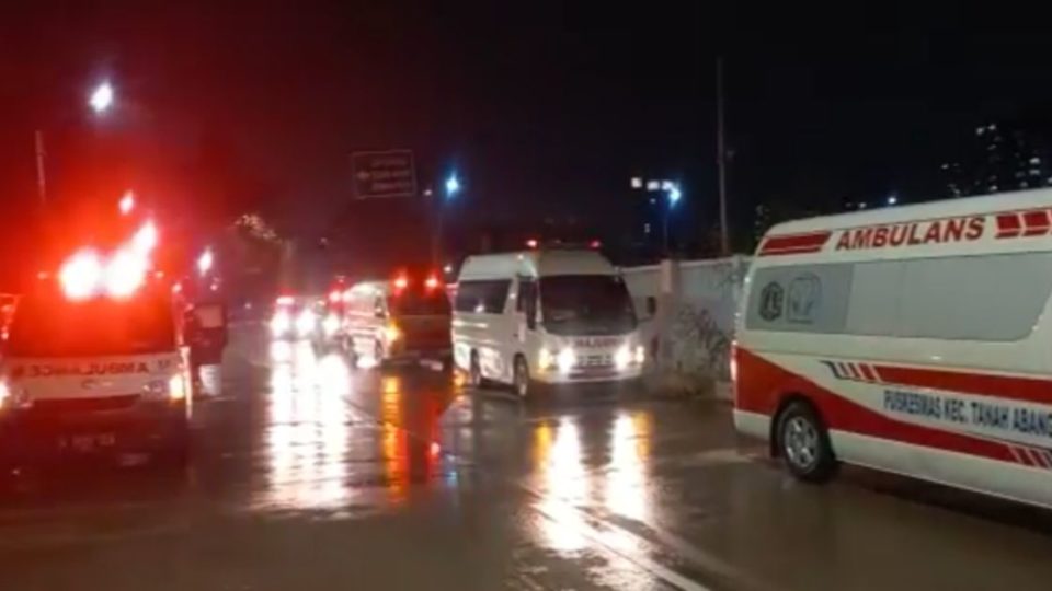 The videos, which were taken yesterday evening, show the ambulances queueing outside the Wisma Atlet COVID-19 Emergency Hospital in Kemayoran, Central Jakarta. On social media, the videos have moved people to warn each other to take the viral disease seriously. Screenshot from video