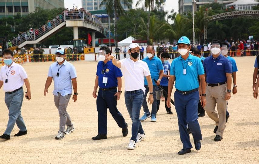 Manila Mayor Isko Moreno, Environment Secretary Roy Cimatu, and other officials on Saturday inspecting the rehabilitated Manila Bay. Photo: Department of Environment and Natural Resources/FB