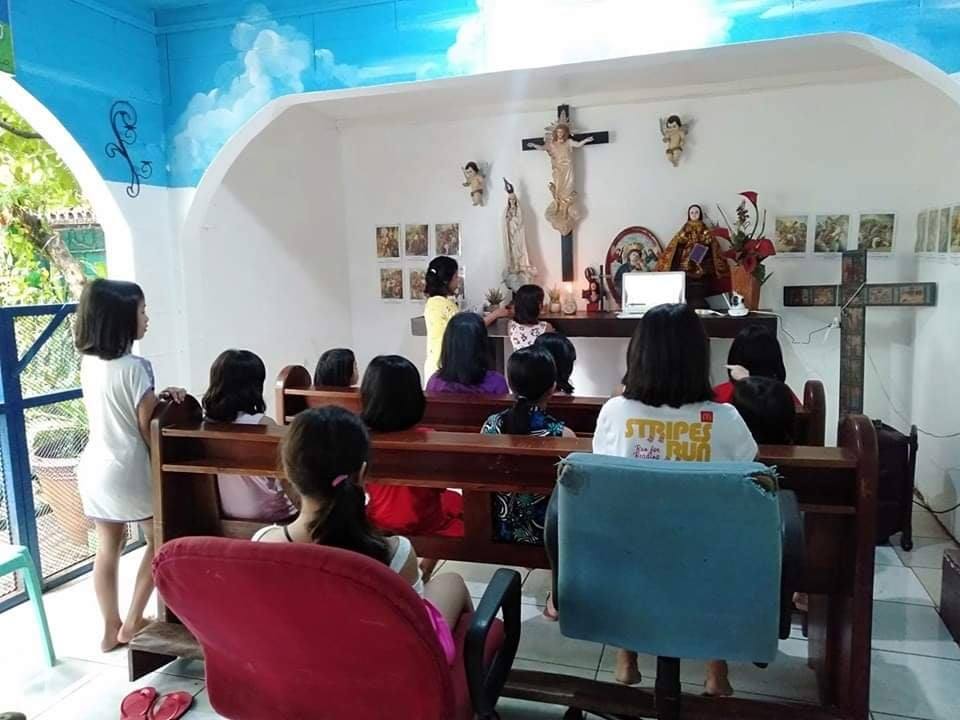 The children learn their lessons online inside the shelter. Photo: Meritxell