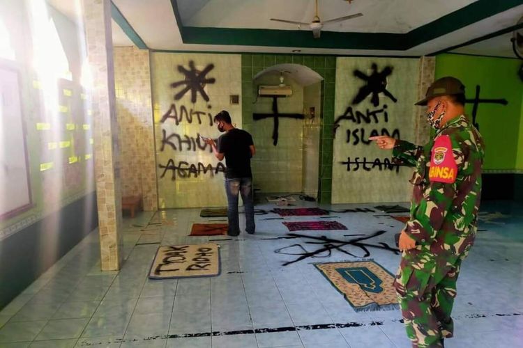 A mosque in Tangerang regency vandalized with anti-Islamic graffiti. Photo: Video screengrab