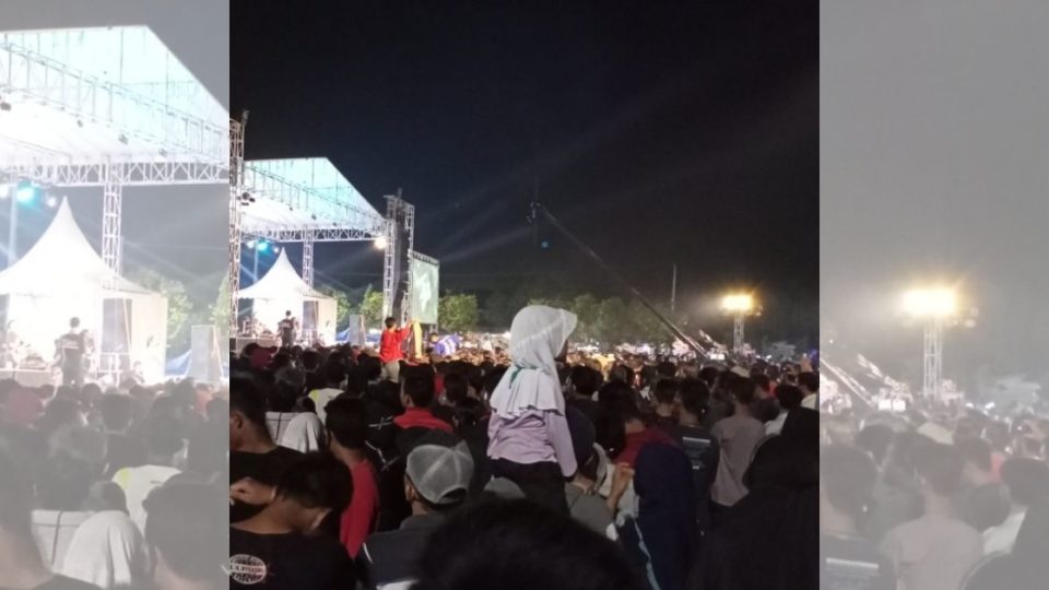 The COVID-19 pandemic is evidently not a strong enough deterrent for some dangdut enthusiasts, as a concert held by Wasmad Edi Susilo, Deputy Chairman of Tegal City Council (DPRD) saw thousands turn up last week. Photo: Istimewa