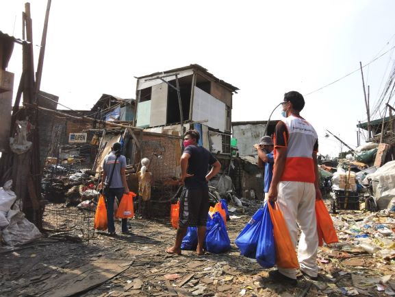 Relief goods distribution in Malabon. Photo: World Vision