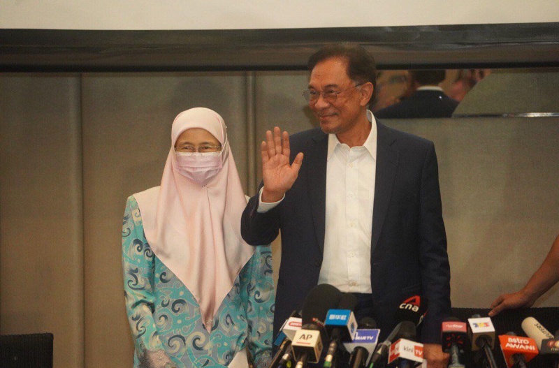 Anwar Ibrahim (right) and Wan Azizah at Le Meridien today. Photo: Anwar Ibrahim /Facebook
