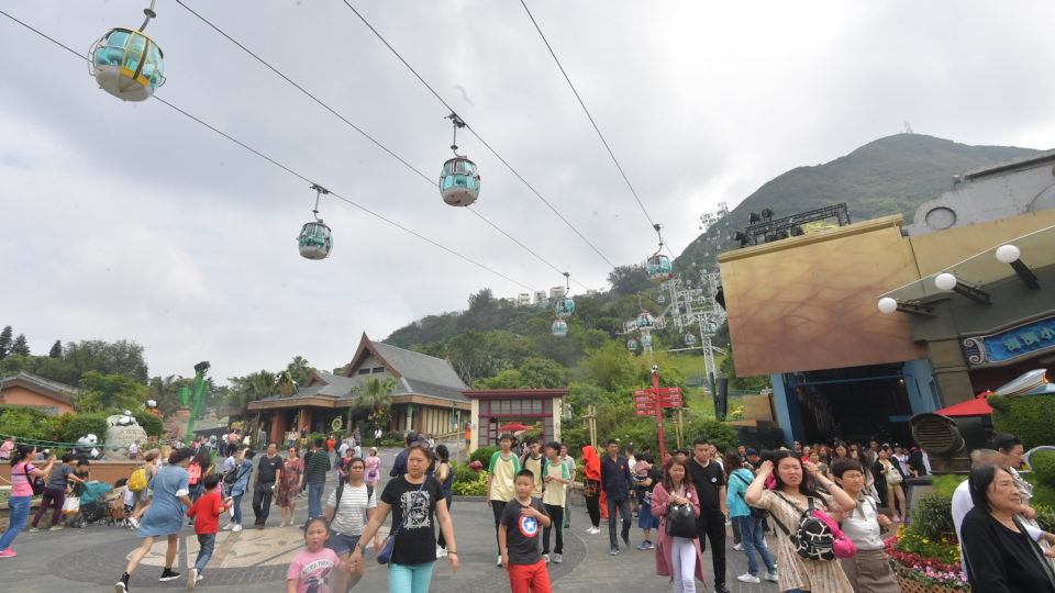 Visitors at Ocean Park. Photo via Hong Kong government Information Services Department
