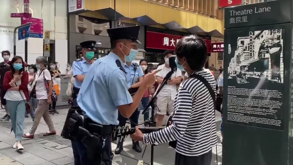 A police officer warns Oliver Ma that he will be arrested if he does not leave on Aug. 8, 2020. Screenshot via Facebook/Cheung Kai Yin