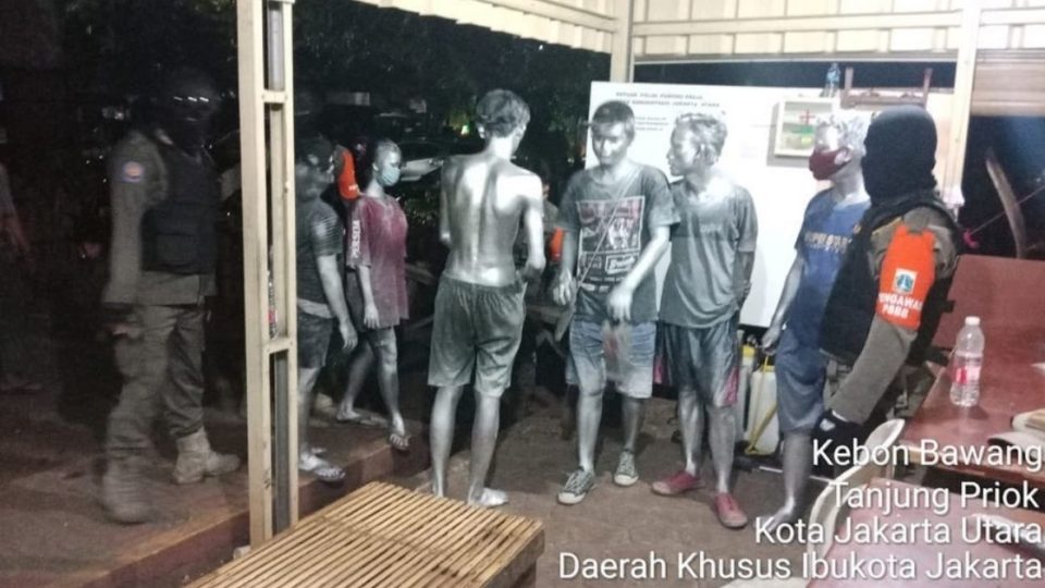 The Public Order Agency (Satpol PP) in North Jakarta apprehended at least six manusia silver ⁠— literally meaning “silver people” ⁠— as they were busking without masks around Kebon Bawang neighborhood, greeting people on the roadside and coming up to those who were in their vehicles. Photo: Instagram/@satpolpp.dki