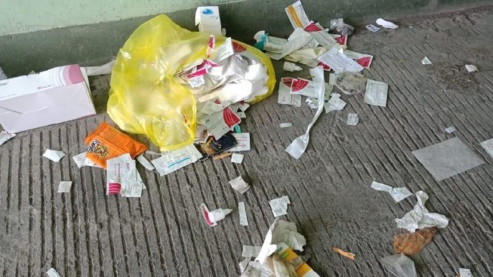 A photo that has since circulated widely on social media shows a bunch of medical waste scattered on the street below Suramadu Bridge, which connects Surabaya and the town of Bangkalan on Madura Island. Photo: Istimewa