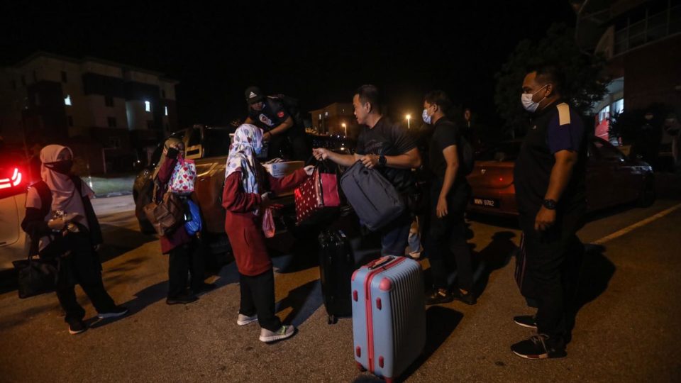 Stranded university students prepare to return home on Oct. 4, 2020. Photo: Ebit Lew/Facebook
