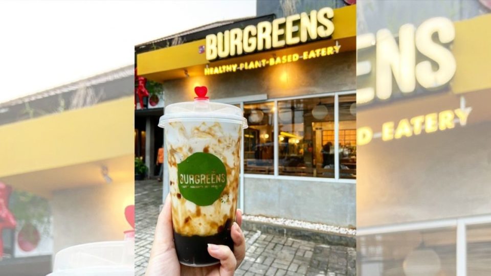 Burgreens, one of the pioneering plant-based restaurants in Jakarta, recently released the vegan version of boba as well as “Dalgona coffee” or whipped coffee. Pictured here is Burgreens’ vegan brown sugar mylk boba. Photo: Instagram/@burgreens